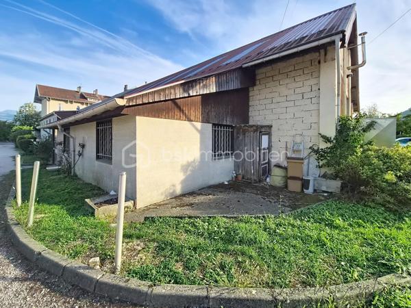 À découvrir sans tarder en exclusivité !
Vous recherchez une maison de plain-pied à rénover et personnaliser selon vos envies ? Cette maison mitoyenne T3 de plus de 60 m² pourrait vous correspondre !
Implantée sur une parcelle d'un peu plus de 80 m², bâti compris, elle bénéficie d’un petit espace extérieur, idéal pour profiter des beaux jours ou aménager un petit coin terrasse.
La maison compose d’un plain-pied avec deux chambres et un espace de vie, ouvert sur cuisine, ainsi qu'une salle de douche avec W.C. Des combles sont situés au-dessus.
Des travaux sont à prévoir, ce qui permettra aux futurs propriétaires de créer un intérieur à leur image et de valoriser pleinement le potentiel du bien.
Côté confort, plusieurs éléments sont déjà présents : les radiateurs ont été changés et une partie de l'electricité reprise, des atouts appréciables dans le cadre d’une rénovation.
Que ce soit pour une résidence principale, un projet de rénovation ou un investissement, cette maison offre une belle base et de nombreuses possibilités.
Un bien avec du potentiel, à découvrir sur place pour apprécier ses volumes et imaginer votre futur projet ! Contactez-moi pour plus d’informations et organiser une visite