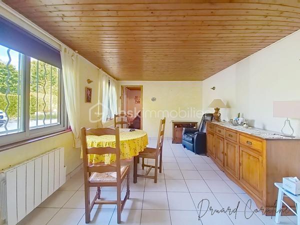 À découvrir sans tarder en exclusivité !
Vous recherchez une maison de plain-pied à rénover et personnaliser selon vos envies ? Cette maison mitoyenne T3 de plus de 60 m² pourrait vous correspondre !
Implantée sur une parcelle d'un peu plus de 80 m², bâti compris, elle bénéficie d’un petit espace extérieur, idéal pour profiter des beaux jours ou aménager un petit coin terrasse.
La maison compose d’un plain-pied avec deux chambres et un espace de vie, ouvert sur cuisine, ainsi qu'une salle de douche avec W.C. Des combles sont situés au-dessus.
Des travaux sont à prévoir, ce qui permettra aux futurs propriétaires de créer un intérieur à leur image et de valoriser pleinement le potentiel du bien.
Côté confort, plusieurs éléments sont déjà présents : les radiateurs ont été changés et une partie de l'electricité reprise, des atouts appréciables dans le cadre d’une rénovation.
Que ce soit pour une résidence principale, un projet de rénovation ou un investissement, cette maison offre une belle base et de nombreuses possibilités.
Un bien avec du potentiel, à découvrir sur place pour apprécier ses volumes et imaginer votre futur projet ! Contactez-moi pour plus d’informations et organiser une visite