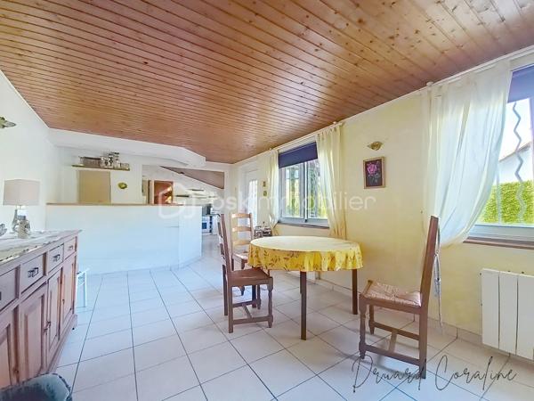 À découvrir sans tarder en exclusivité !
Vous recherchez une maison de plain-pied à rénover et personnaliser selon vos envies ? Cette maison mitoyenne T3 de plus de 60 m² pourrait vous correspondre !
Implantée sur une parcelle d'un peu plus de 80 m², bâti compris, elle bénéficie d’un petit espace extérieur, idéal pour profiter des beaux jours ou aménager un petit coin terrasse.
La maison compose d’un plain-pied avec deux chambres et un espace de vie, ouvert sur cuisine, ainsi qu'une salle de douche avec W.C. Des combles sont situés au-dessus.
Des travaux sont à prévoir, ce qui permettra aux futurs propriétaires de créer un intérieur à leur image et de valoriser pleinement le potentiel du bien.
Côté confort, plusieurs éléments sont déjà présents : les radiateurs ont été changés et une partie de l'electricité reprise, des atouts appréciables dans le cadre d’une rénovation.
Que ce soit pour une résidence principale, un projet de rénovation ou un investissement, cette maison offre une belle base et de nombreuses possibilités.
Un bien avec du potentiel, à découvrir sur place pour apprécier ses volumes et imaginer votre futur projet ! Contactez-moi pour plus d’informations et organiser une visite