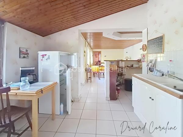 À découvrir sans tarder en exclusivité !
Vous recherchez une maison de plain-pied à rénover et personnaliser selon vos envies ? Cette maison mitoyenne T3 de plus de 60 m² pourrait vous correspondre !
Implantée sur une parcelle d'un peu plus de 80 m², bâti compris, elle bénéficie d’un petit espace extérieur, idéal pour profiter des beaux jours ou aménager un petit coin terrasse.
La maison compose d’un plain-pied avec deux chambres et un espace de vie, ouvert sur cuisine, ainsi qu'une salle de douche avec W.C. Des combles sont situés au-dessus.
Des travaux sont à prévoir, ce qui permettra aux futurs propriétaires de créer un intérieur à leur image et de valoriser pleinement le potentiel du bien.
Côté confort, plusieurs éléments sont déjà présents : les radiateurs ont été changés et une partie de l'electricité reprise, des atouts appréciables dans le cadre d’une rénovation.
Que ce soit pour une résidence principale, un projet de rénovation ou un investissement, cette maison offre une belle base et de nombreuses possibilités.
Un bien avec du potentiel, à découvrir sur place pour apprécier ses volumes et imaginer votre futur projet ! Contactez-moi pour plus d’informations et organiser une visite