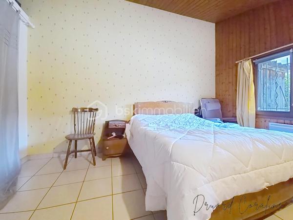 À découvrir sans tarder en exclusivité !
Vous recherchez une maison de plain-pied à rénover et personnaliser selon vos envies ? Cette maison mitoyenne T3 de plus de 60 m² pourrait vous correspondre !
Implantée sur une parcelle d'un peu plus de 80 m², bâti compris, elle bénéficie d’un petit espace extérieur, idéal pour profiter des beaux jours ou aménager un petit coin terrasse.
La maison compose d’un plain-pied avec deux chambres et un espace de vie, ouvert sur cuisine, ainsi qu'une salle de douche avec W.C. Des combles sont situés au-dessus.
Des travaux sont à prévoir, ce qui permettra aux futurs propriétaires de créer un intérieur à leur image et de valoriser pleinement le potentiel du bien.
Côté confort, plusieurs éléments sont déjà présents : les radiateurs ont été changés et une partie de l'electricité reprise, des atouts appréciables dans le cadre d’une rénovation.
Que ce soit pour une résidence principale, un projet de rénovation ou un investissement, cette maison offre une belle base et de nombreuses possibilités.
Un bien avec du potentiel, à découvrir sur place pour apprécier ses volumes et imaginer votre futur projet ! Contactez-moi pour plus d’informations et organiser une visite