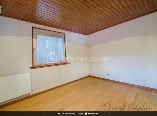 À découvrir sans tarder en exclusivité !
Vous recherchez une maison de plain-pied à rénover et personnaliser selon vos envies ? Cette maison mitoyenne T3 de plus de 60 m² pourrait vous correspondre !
Implantée sur une parcelle d'un peu plus de 80 m², bâti compris, elle bénéficie d’un petit espace extérieur, idéal pour profiter des beaux jours ou aménager un petit coin terrasse.
La maison compose d’un plain-pied avec deux chambres et un espace de vie, ouvert sur cuisine, ainsi qu'une salle de douche avec W.C. Des combles sont situés au-dessus.
Des travaux sont à prévoir, ce qui permettra aux futurs propriétaires de créer un intérieur à leur image et de valoriser pleinement le potentiel du bien.
Côté confort, plusieurs éléments sont déjà présents : les radiateurs ont été changés et une partie de l'electricité reprise, des atouts appréciables dans le cadre d’une rénovation.
Que ce soit pour une résidence principale, un projet de rénovation ou un investissement, cette maison offre une belle base et de nombreuses possibilités.
Un bien avec du potentiel, à découvrir sur place pour apprécier ses volumes et imaginer votre futur projet ! Contactez-moi pour plus d’informations et organiser une visite