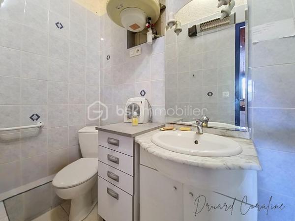 À découvrir sans tarder en exclusivité !
Vous recherchez une maison de plain-pied à rénover et personnaliser selon vos envies ? Cette maison mitoyenne T3 de plus de 60 m² pourrait vous correspondre !
Implantée sur une parcelle d'un peu plus de 80 m², bâti compris, elle bénéficie d’un petit espace extérieur, idéal pour profiter des beaux jours ou aménager un petit coin terrasse.
La maison compose d’un plain-pied avec deux chambres et un espace de vie, ouvert sur cuisine, ainsi qu'une salle de douche avec W.C. Des combles sont situés au-dessus.
Des travaux sont à prévoir, ce qui permettra aux futurs propriétaires de créer un intérieur à leur image et de valoriser pleinement le potentiel du bien.
Côté confort, plusieurs éléments sont déjà présents : les radiateurs ont été changés et une partie de l'electricité reprise, des atouts appréciables dans le cadre d’une rénovation.
Que ce soit pour une résidence principale, un projet de rénovation ou un investissement, cette maison offre une belle base et de nombreuses possibilités.
Un bien avec du potentiel, à découvrir sur place pour apprécier ses volumes et imaginer votre futur projet ! Contactez-moi pour plus d’informations et organiser une visite