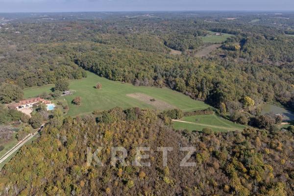 Propriété de 420 m² sur 47ha avec étang, piscine et chalets de luxe