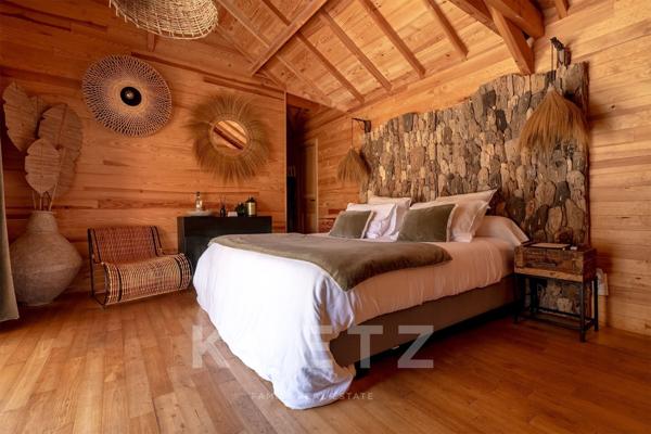 Propriété de 420 m² sur 47ha avec étang, piscine et chalets de luxe