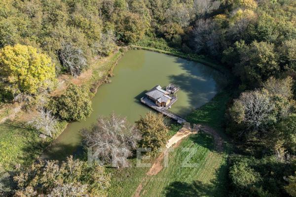 Propriété de 420 m² sur 47ha avec étang, piscine et chalets de luxe