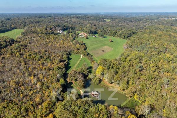 Propriété de 420 m² sur 47ha avec étang, piscine et chalets de luxe