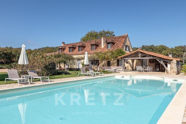 Propriété de 420 m² sur 47ha avec étang, piscine et chalets de luxe