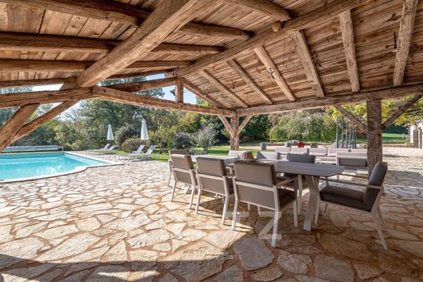 Propriété de 420 m² sur 47ha avec étang, piscine et chalets de luxe