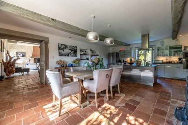 Propriété de 420 m² sur 47ha avec étang, piscine et chalets de luxe