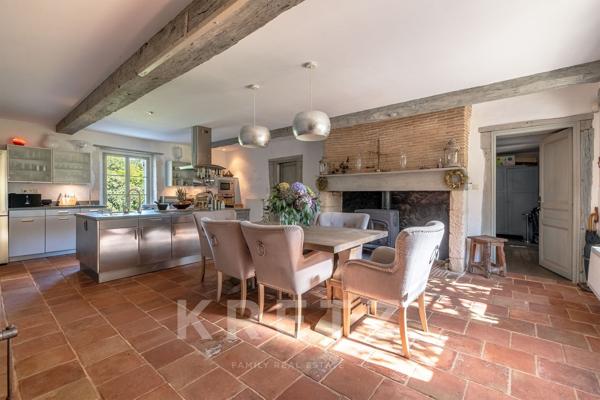 Propriété de 420 m² sur 47ha avec étang, piscine et chalets de luxe