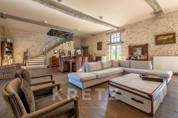 Propriété de 420 m² sur 47ha avec étang, piscine et chalets de luxe