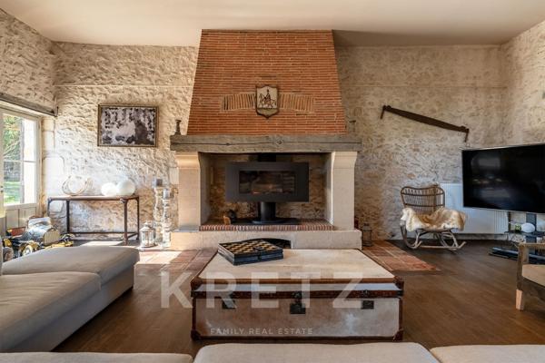 Propriété de 420 m² sur 47ha avec étang, piscine et chalets de luxe