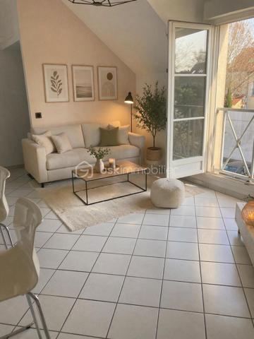 Venez découvrir ce charmant appartement F3 en duplex, situé au 2ᵉ et dernier étage d’une résidence sécurisée, en plein cœur du centre historique de Mennecy.

Une belle entrée dessert une pièce de vie lumineuse, bénéficiant d’une superbe ouverture cathédrale et hauteur sous plafond avec une agréable lumière naturelle.
La pièce de vie s’ouvre sur une cuisine ouverte, aménagée et fonctionnelle, créant un espace convivial et chaleureux.
Sur ce même niveau, vous trouverez également une première chambre agréable, ainsi qu’un espace de circulation optimisé.

À l’étage, une seconde chambre vient compléter l’espace nuit. Elle dispose d’un grand placard, offrant un appréciable volume de rangement et d'une salle de bains entièrement récente.

Pour votre confort, le bien dispose également d’un box privatif en sous-sol, accessible par un accès sécurisé.
Un appartement rare, chaleureux et plein de caractère, idéal pour ceux qui recherchent le charme de l’ancien, de beaux volumes et la proximité immédiate de toutes les commodités.

Un véritable appartement coup de cœur à découvrir sans tarder !
