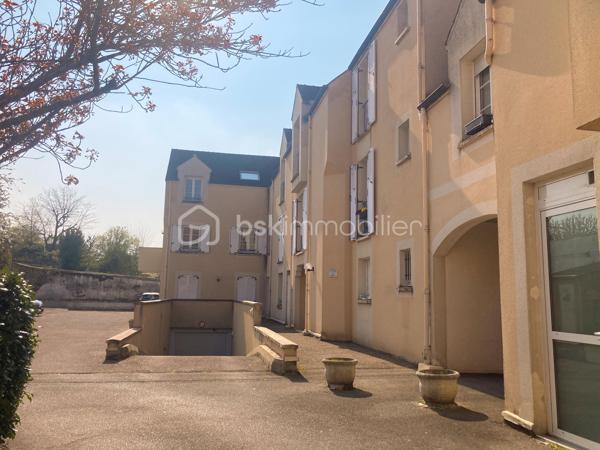 Venez découvrir ce charmant appartement F3 en duplex, situé au 2ᵉ et dernier étage d’une résidence sécurisée, en plein cœur du centre historique de Mennecy.

Une belle entrée dessert une pièce de vie lumineuse, bénéficiant d’une superbe ouverture cathédrale et hauteur sous plafond avec une agréable lumière naturelle.
La pièce de vie s’ouvre sur une cuisine ouverte, aménagée et fonctionnelle, créant un espace convivial et chaleureux.
Sur ce même niveau, vous trouverez également une première chambre agréable, ainsi qu’un espace de circulation optimisé.

À l’étage, une seconde chambre vient compléter l’espace nuit. Elle dispose d’un grand placard, offrant un appréciable volume de rangement et d'une salle de bains entièrement récente.

Pour votre confort, le bien dispose également d’un box privatif en sous-sol, accessible par un accès sécurisé.
Un appartement rare, chaleureux et plein de caractère, idéal pour ceux qui recherchent le charme de l’ancien, de beaux volumes et la proximité immédiate de toutes les commodités.

Un véritable appartement coup de cœur à découvrir sans tarder !