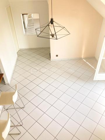 Venez découvrir ce charmant appartement F3 en duplex, situé au 2ᵉ et dernier étage d’une résidence sécurisée, en plein cœur du centre historique de Mennecy.

Une belle entrée dessert une pièce de vie lumineuse, bénéficiant d’une superbe ouverture cathédrale et hauteur sous plafond avec une agréable lumière naturelle.
La pièce de vie s’ouvre sur une cuisine ouverte, aménagée et fonctionnelle, créant un espace convivial et chaleureux.
Sur ce même niveau, vous trouverez également une première chambre agréable, ainsi qu’un espace de circulation optimisé.

À l’étage, une seconde chambre vient compléter l’espace nuit. Elle dispose d’un grand placard, offrant un appréciable volume de rangement et d'une salle de bains entièrement récente.

Pour votre confort, le bien dispose également d’un box privatif en sous-sol, accessible par un accès sécurisé.
Un appartement rare, chaleureux et plein de caractère, idéal pour ceux qui recherchent le charme de l’ancien, de beaux volumes et la proximité immédiate de toutes les commodités.

Un véritable appartement coup de cœur à découvrir sans tarder !