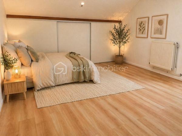 Venez découvrir ce charmant appartement F3 en duplex, situé au 2ᵉ et dernier étage d’une résidence sécurisée, en plein cœur du centre historique de Mennecy.

Une belle entrée dessert une pièce de vie lumineuse, bénéficiant d’une superbe ouverture cathédrale et hauteur sous plafond avec une agréable lumière naturelle.
La pièce de vie s’ouvre sur une cuisine ouverte, aménagée et fonctionnelle, créant un espace convivial et chaleureux.
Sur ce même niveau, vous trouverez également une première chambre agréable, ainsi qu’un espace de circulation optimisé.

À l’étage, une seconde chambre vient compléter l’espace nuit. Elle dispose d’un grand placard, offrant un appréciable volume de rangement et d'une salle de bains entièrement récente.

Pour votre confort, le bien dispose également d’un box privatif en sous-sol, accessible par un accès sécurisé.
Un appartement rare, chaleureux et plein de caractère, idéal pour ceux qui recherchent le charme de l’ancien, de beaux volumes et la proximité immédiate de toutes les commodités.

Un véritable appartement coup de cœur à découvrir sans tarder !