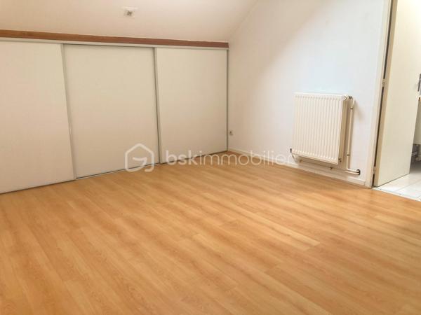 Venez découvrir ce charmant appartement F3 en duplex, situé au 2ᵉ et dernier étage d’une résidence sécurisée, en plein cœur du centre historique de Mennecy.

Une belle entrée dessert une pièce de vie lumineuse, bénéficiant d’une superbe ouverture cathédrale et hauteur sous plafond avec une agréable lumière naturelle.
La pièce de vie s’ouvre sur une cuisine ouverte, aménagée et fonctionnelle, créant un espace convivial et chaleureux.
Sur ce même niveau, vous trouverez également une première chambre agréable, ainsi qu’un espace de circulation optimisé.

À l’étage, une seconde chambre vient compléter l’espace nuit. Elle dispose d’un grand placard, offrant un appréciable volume de rangement et d'une salle de bains entièrement récente.

Pour votre confort, le bien dispose également d’un box privatif en sous-sol, accessible par un accès sécurisé.
Un appartement rare, chaleureux et plein de caractère, idéal pour ceux qui recherchent le charme de l’ancien, de beaux volumes et la proximité immédiate de toutes les commodités.

Un véritable appartement coup de cœur à découvrir sans tarder !