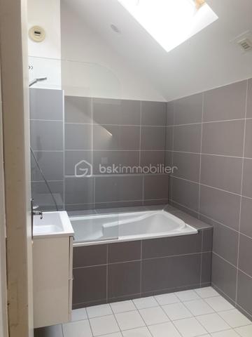 Venez découvrir ce charmant appartement F3 en duplex, situé au 2ᵉ et dernier étage d’une résidence sécurisée, en plein cœur du centre historique de Mennecy.

Une belle entrée dessert une pièce de vie lumineuse, bénéficiant d’une superbe ouverture cathédrale et hauteur sous plafond avec une agréable lumière naturelle.
La pièce de vie s’ouvre sur une cuisine ouverte, aménagée et fonctionnelle, créant un espace convivial et chaleureux.
Sur ce même niveau, vous trouverez également une première chambre agréable, ainsi qu’un espace de circulation optimisé.

À l’étage, une seconde chambre vient compléter l’espace nuit. Elle dispose d’un grand placard, offrant un appréciable volume de rangement et d'une salle de bains entièrement récente.

Pour votre confort, le bien dispose également d’un box privatif en sous-sol, accessible par un accès sécurisé.
Un appartement rare, chaleureux et plein de caractère, idéal pour ceux qui recherchent le charme de l’ancien, de beaux volumes et la proximité immédiate de toutes les commodités.

Un véritable appartement coup de cœur à découvrir sans tarder !