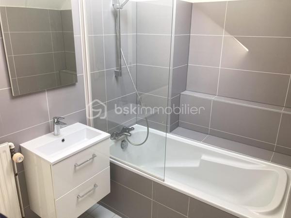 Venez découvrir ce charmant appartement F3 en duplex, situé au 2ᵉ et dernier étage d’une résidence sécurisée, en plein cœur du centre historique de Mennecy.

Une belle entrée dessert une pièce de vie lumineuse, bénéficiant d’une superbe ouverture cathédrale et hauteur sous plafond avec une agréable lumière naturelle.
La pièce de vie s’ouvre sur une cuisine ouverte, aménagée et fonctionnelle, créant un espace convivial et chaleureux.
Sur ce même niveau, vous trouverez également une première chambre agréable, ainsi qu’un espace de circulation optimisé.

À l’étage, une seconde chambre vient compléter l’espace nuit. Elle dispose d’un grand placard, offrant un appréciable volume de rangement et d'une salle de bains entièrement récente.

Pour votre confort, le bien dispose également d’un box privatif en sous-sol, accessible par un accès sécurisé.
Un appartement rare, chaleureux et plein de caractère, idéal pour ceux qui recherchent le charme de l’ancien, de beaux volumes et la proximité immédiate de toutes les commodités.

Un véritable appartement coup de cœur à découvrir sans tarder !
