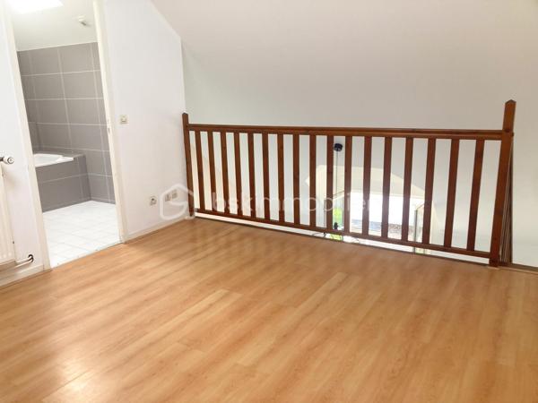 Venez découvrir ce charmant appartement F3 en duplex, situé au 2ᵉ et dernier étage d’une résidence sécurisée, en plein cœur du centre historique de Mennecy.

Une belle entrée dessert une pièce de vie lumineuse, bénéficiant d’une superbe ouverture cathédrale et hauteur sous plafond avec une agréable lumière naturelle.
La pièce de vie s’ouvre sur une cuisine ouverte, aménagée et fonctionnelle, créant un espace convivial et chaleureux.
Sur ce même niveau, vous trouverez également une première chambre agréable, ainsi qu’un espace de circulation optimisé.

À l’étage, une seconde chambre vient compléter l’espace nuit. Elle dispose d’un grand placard, offrant un appréciable volume de rangement et d'une salle de bains entièrement récente.

Pour votre confort, le bien dispose également d’un box privatif en sous-sol, accessible par un accès sécurisé.
Un appartement rare, chaleureux et plein de caractère, idéal pour ceux qui recherchent le charme de l’ancien, de beaux volumes et la proximité immédiate de toutes les commodités.

Un véritable appartement coup de cœur à découvrir sans tarder !