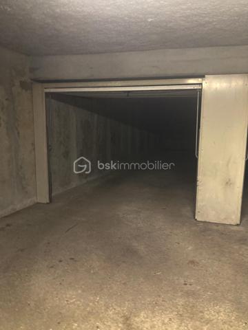 Venez découvrir ce charmant appartement F3 en duplex, situé au 2ᵉ et dernier étage d’une résidence sécurisée, en plein cœur du centre historique de Mennecy.

Une belle entrée dessert une pièce de vie lumineuse, bénéficiant d’une superbe ouverture cathédrale et hauteur sous plafond avec une agréable lumière naturelle.
La pièce de vie s’ouvre sur une cuisine ouverte, aménagée et fonctionnelle, créant un espace convivial et chaleureux.
Sur ce même niveau, vous trouverez également une première chambre agréable, ainsi qu’un espace de circulation optimisé.

À l’étage, une seconde chambre vient compléter l’espace nuit. Elle dispose d’un grand placard, offrant un appréciable volume de rangement et d'une salle de bains entièrement récente.

Pour votre confort, le bien dispose également d’un box privatif en sous-sol, accessible par un accès sécurisé.
Un appartement rare, chaleureux et plein de caractère, idéal pour ceux qui recherchent le charme de l’ancien, de beaux volumes et la proximité immédiate de toutes les commodités.

Un véritable appartement coup de cœur à découvrir sans tarder !
