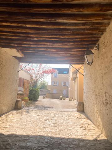 Venez découvrir ce charmant appartement F3 en duplex, situé au 2ᵉ et dernier étage d’une résidence sécurisée, en plein cœur du centre historique de Mennecy.

Une belle entrée dessert une pièce de vie lumineuse, bénéficiant d’une superbe ouverture cathédrale et hauteur sous plafond avec une agréable lumière naturelle.
La pièce de vie s’ouvre sur une cuisine ouverte, aménagée et fonctionnelle, créant un espace convivial et chaleureux.
Sur ce même niveau, vous trouverez également une première chambre agréable, ainsi qu’un espace de circulation optimisé.

À l’étage, une seconde chambre vient compléter l’espace nuit. Elle dispose d’un grand placard, offrant un appréciable volume de rangement et d'une salle de bains entièrement récente.

Pour votre confort, le bien dispose également d’un box privatif en sous-sol, accessible par un accès sécurisé.
Un appartement rare, chaleureux et plein de caractère, idéal pour ceux qui recherchent le charme de l’ancien, de beaux volumes et la proximité immédiate de toutes les commodités.

Un véritable appartement coup de cœur à découvrir sans tarder !
