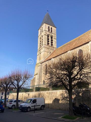Venez découvrir ce charmant appartement F3 en duplex, situé au 2ᵉ et dernier étage d’une résidence sécurisée, en plein cœur du centre historique de Mennecy.

Une belle entrée dessert une pièce de vie lumineuse, bénéficiant d’une superbe ouverture cathédrale et hauteur sous plafond avec une agréable lumière naturelle.
La pièce de vie s’ouvre sur une cuisine ouverte, aménagée et fonctionnelle, créant un espace convivial et chaleureux.
Sur ce même niveau, vous trouverez également une première chambre agréable, ainsi qu’un espace de circulation optimisé.

À l’étage, une seconde chambre vient compléter l’espace nuit. Elle dispose d’un grand placard, offrant un appréciable volume de rangement et d'une salle de bains entièrement récente.

Pour votre confort, le bien dispose également d’un box privatif en sous-sol, accessible par un accès sécurisé.
Un appartement rare, chaleureux et plein de caractère, idéal pour ceux qui recherchent le charme de l’ancien, de beaux volumes et la proximité immédiate de toutes les commodités.

Un véritable appartement coup de cœur à découvrir sans tarder !