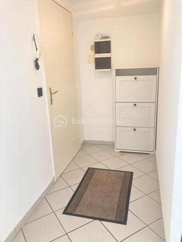 Venez découvrir ce charmant appartement F3 en duplex, situé au 2ᵉ et dernier étage d’une résidence sécurisée, en plein cœur du centre historique de Mennecy.

Une belle entrée dessert une pièce de vie lumineuse, bénéficiant d’une superbe ouverture cathédrale et hauteur sous plafond avec une agréable lumière naturelle.
La pièce de vie s’ouvre sur une cuisine ouverte, aménagée et fonctionnelle, créant un espace convivial et chaleureux.
Sur ce même niveau, vous trouverez également une première chambre agréable, ainsi qu’un espace de circulation optimisé.

À l’étage, une seconde chambre vient compléter l’espace nuit. Elle dispose d’un grand placard, offrant un appréciable volume de rangement et d'une salle de bains entièrement récente.

Pour votre confort, le bien dispose également d’un box privatif en sous-sol, accessible par un accès sécurisé.
Un appartement rare, chaleureux et plein de caractère, idéal pour ceux qui recherchent le charme de l’ancien, de beaux volumes et la proximité immédiate de toutes les commodités.

Un véritable appartement coup de cœur à découvrir sans tarder !