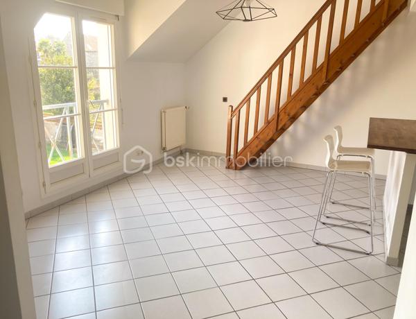 Venez découvrir ce charmant appartement F3 en duplex, situé au 2ᵉ et dernier étage d’une résidence sécurisée, en plein cœur du centre historique de Mennecy.

Une belle entrée dessert une pièce de vie lumineuse, bénéficiant d’une superbe ouverture cathédrale et hauteur sous plafond avec une agréable lumière naturelle.
La pièce de vie s’ouvre sur une cuisine ouverte, aménagée et fonctionnelle, créant un espace convivial et chaleureux.
Sur ce même niveau, vous trouverez également une première chambre agréable, ainsi qu’un espace de circulation optimisé.

À l’étage, une seconde chambre vient compléter l’espace nuit. Elle dispose d’un grand placard, offrant un appréciable volume de rangement et d'une salle de bains entièrement récente.

Pour votre confort, le bien dispose également d’un box privatif en sous-sol, accessible par un accès sécurisé.
Un appartement rare, chaleureux et plein de caractère, idéal pour ceux qui recherchent le charme de l’ancien, de beaux volumes et la proximité immédiate de toutes les commodités.

Un véritable appartement coup de cœur à découvrir sans tarder !