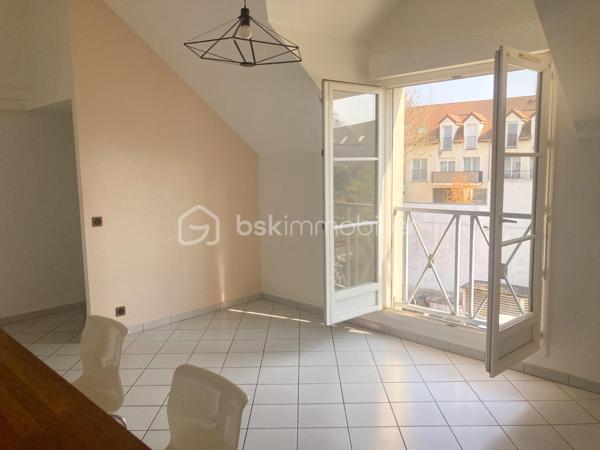 Venez découvrir ce charmant appartement F3 en duplex, situé au 2ᵉ et dernier étage d’une résidence sécurisée, en plein cœur du centre historique de Mennecy.

Une belle entrée dessert une pièce de vie lumineuse, bénéficiant d’une superbe ouverture cathédrale et hauteur sous plafond avec une agréable lumière naturelle.
La pièce de vie s’ouvre sur une cuisine ouverte, aménagée et fonctionnelle, créant un espace convivial et chaleureux.
Sur ce même niveau, vous trouverez également une première chambre agréable, ainsi qu’un espace de circulation optimisé.

À l’étage, une seconde chambre vient compléter l’espace nuit. Elle dispose d’un grand placard, offrant un appréciable volume de rangement et d'une salle de bains entièrement récente.

Pour votre confort, le bien dispose également d’un box privatif en sous-sol, accessible par un accès sécurisé.
Un appartement rare, chaleureux et plein de caractère, idéal pour ceux qui recherchent le charme de l’ancien, de beaux volumes et la proximité immédiate de toutes les commodités.

Un véritable appartement coup de cœur à découvrir sans tarder !