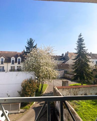 Venez découvrir ce charmant appartement F3 en duplex, situé au 2ᵉ et dernier étage d’une résidence sécurisée, en plein cœur du centre historique de Mennecy.

Une belle entrée dessert une pièce de vie lumineuse, bénéficiant d’une superbe ouverture cathédrale et hauteur sous plafond avec une agréable lumière naturelle.
La pièce de vie s’ouvre sur une cuisine ouverte, aménagée et fonctionnelle, créant un espace convivial et chaleureux.
Sur ce même niveau, vous trouverez également une première chambre agréable, ainsi qu’un espace de circulation optimisé.

À l’étage, une seconde chambre vient compléter l’espace nuit. Elle dispose d’un grand placard, offrant un appréciable volume de rangement et d'une salle de bains entièrement récente.

Pour votre confort, le bien dispose également d’un box privatif en sous-sol, accessible par un accès sécurisé.
Un appartement rare, chaleureux et plein de caractère, idéal pour ceux qui recherchent le charme de l’ancien, de beaux volumes et la proximité immédiate de toutes les commodités.

Un véritable appartement coup de cœur à découvrir sans tarder !