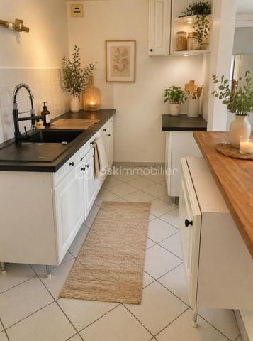 Venez découvrir ce charmant appartement F3 en duplex, situé au 2ᵉ et dernier étage d’une résidence sécurisée, en plein cœur du centre historique de Mennecy.

Une belle entrée dessert une pièce de vie lumineuse, bénéficiant d’une superbe ouverture cathédrale et hauteur sous plafond avec une agréable lumière naturelle.
La pièce de vie s’ouvre sur une cuisine ouverte, aménagée et fonctionnelle, créant un espace convivial et chaleureux.
Sur ce même niveau, vous trouverez également une première chambre agréable, ainsi qu’un espace de circulation optimisé.

À l’étage, une seconde chambre vient compléter l’espace nuit. Elle dispose d’un grand placard, offrant un appréciable volume de rangement et d'une salle de bains entièrement récente.

Pour votre confort, le bien dispose également d’un box privatif en sous-sol, accessible par un accès sécurisé.
Un appartement rare, chaleureux et plein de caractère, idéal pour ceux qui recherchent le charme de l’ancien, de beaux volumes et la proximité immédiate de toutes les commodités.

Un véritable appartement coup de cœur à découvrir sans tarder !