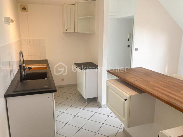 Venez découvrir ce charmant appartement F3 en duplex, situé au 2ᵉ et dernier étage d’une résidence sécurisée, en plein cœur du centre historique de Mennecy.

Une belle entrée dessert une pièce de vie lumineuse, bénéficiant d’une superbe ouverture cathédrale et hauteur sous plafond avec une agréable lumière naturelle.
La pièce de vie s’ouvre sur une cuisine ouverte, aménagée et fonctionnelle, créant un espace convivial et chaleureux.
Sur ce même niveau, vous trouverez également une première chambre agréable, ainsi qu’un espace de circulation optimisé.

À l’étage, une seconde chambre vient compléter l’espace nuit. Elle dispose d’un grand placard, offrant un appréciable volume de rangement et d'une salle de bains entièrement récente.

Pour votre confort, le bien dispose également d’un box privatif en sous-sol, accessible par un accès sécurisé.
Un appartement rare, chaleureux et plein de caractère, idéal pour ceux qui recherchent le charme de l’ancien, de beaux volumes et la proximité immédiate de toutes les commodités.

Un véritable appartement coup de cœur à découvrir sans tarder !