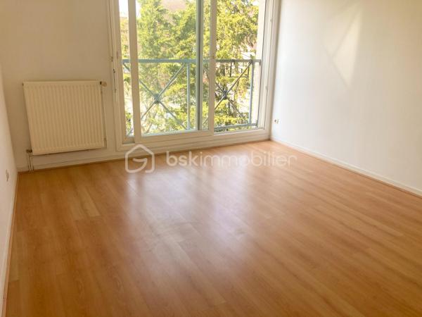 Venez découvrir ce charmant appartement F3 en duplex, situé au 2ᵉ et dernier étage d’une résidence sécurisée, en plein cœur du centre historique de Mennecy.

Une belle entrée dessert une pièce de vie lumineuse, bénéficiant d’une superbe ouverture cathédrale et hauteur sous plafond avec une agréable lumière naturelle.
La pièce de vie s’ouvre sur une cuisine ouverte, aménagée et fonctionnelle, créant un espace convivial et chaleureux.
Sur ce même niveau, vous trouverez également une première chambre agréable, ainsi qu’un espace de circulation optimisé.

À l’étage, une seconde chambre vient compléter l’espace nuit. Elle dispose d’un grand placard, offrant un appréciable volume de rangement et d'une salle de bains entièrement récente.

Pour votre confort, le bien dispose également d’un box privatif en sous-sol, accessible par un accès sécurisé.
Un appartement rare, chaleureux et plein de caractère, idéal pour ceux qui recherchent le charme de l’ancien, de beaux volumes et la proximité immédiate de toutes les commodités.

Un véritable appartement coup de cœur à découvrir sans tarder !