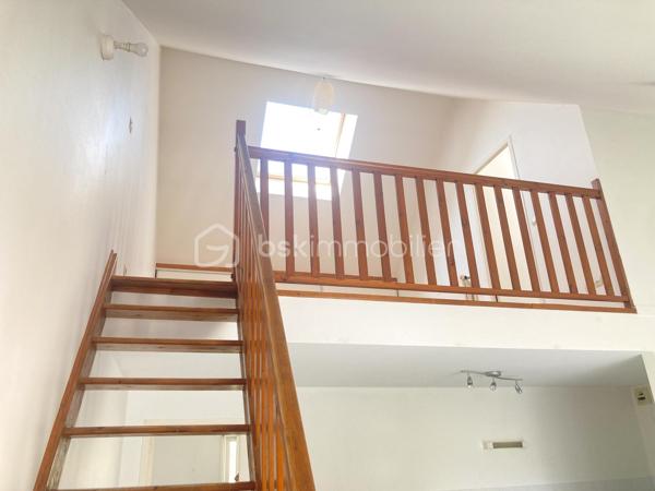 Venez découvrir ce charmant appartement F3 en duplex, situé au 2ᵉ et dernier étage d’une résidence sécurisée, en plein cœur du centre historique de Mennecy.

Une belle entrée dessert une pièce de vie lumineuse, bénéficiant d’une superbe ouverture cathédrale et hauteur sous plafond avec une agréable lumière naturelle.
La pièce de vie s’ouvre sur une cuisine ouverte, aménagée et fonctionnelle, créant un espace convivial et chaleureux.
Sur ce même niveau, vous trouverez également une première chambre agréable, ainsi qu’un espace de circulation optimisé.

À l’étage, une seconde chambre vient compléter l’espace nuit. Elle dispose d’un grand placard, offrant un appréciable volume de rangement et d'une salle de bains entièrement récente.

Pour votre confort, le bien dispose également d’un box privatif en sous-sol, accessible par un accès sécurisé.
Un appartement rare, chaleureux et plein de caractère, idéal pour ceux qui recherchent le charme de l’ancien, de beaux volumes et la proximité immédiate de toutes les commodités.

Un véritable appartement coup de cœur à découvrir sans tarder !