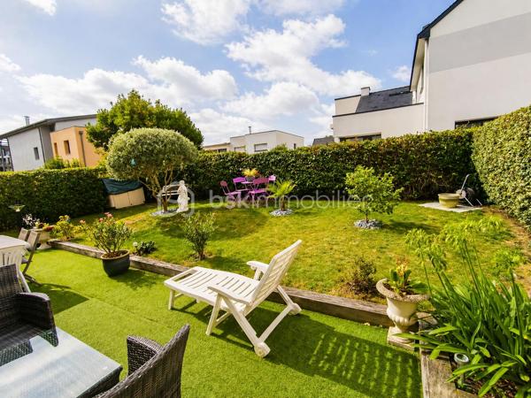 EXCLUSIVITÉ – Maison de ville moderne à 15 minutes de Rennes
Découvrez cette charmante maison de ville d’environ 133 m² habitables, offrant de beaux volumes et une distribution optimisée, idéalement située à seulement 15 minutes de la gare de Rennes.

Dès l’entrée, vous serez séduit par un spacieux salon-séjour traversant d’environ 37 m², baigné de lumière et agrémenté d’une cheminée, ouvert sur une cuisine aménagée et équipée, propice aux moments de convivialité. Le rez-de-chaussée propose également un WC indépendant ainsi qu’une chambre avec salle d’eau privative, parfaite pour une vie de plain-pied ou pour accueillir vos invités.

À l’étage, l’espace nuit se compose de trois belles chambres, d’une salle de bains et d’un WC indépendant.
Les combles aménagés offrent une cinquième chambre d’environ 24 m² au sol, avec rangements intégrés, idéale comme espace parental, bureau ou salle de loisirs.

Un garage fermé avec espace buanderie ainsi que deux places de stationnement viennent compléter les prestations de ce bien.
À l’extérieur, vous profiterez d’un agréable jardin clos, sublimé par une terrasse en bois exotique de 25 m² exposée plein sud et équipée d’un store banne, un véritable atout pour vos moments de détente ensoleillés.

A visiter sans tarder, pas de travaux à prévoir, vous n'avez plus qu'à poser vos valises.
📞 Contactez-moi pour plus d’infos ou pour organiser une visite au 07 83 78 24 35