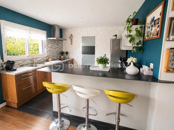 EXCLUSIVITÉ – Maison de ville moderne à 15 minutes de Rennes
Découvrez cette charmante maison de ville d’environ 133 m² habitables, offrant de beaux volumes et une distribution optimisée, idéalement située à seulement 15 minutes de la gare de Rennes.

Dès l’entrée, vous serez séduit par un spacieux salon-séjour traversant d’environ 37 m², baigné de lumière et agrémenté d’une cheminée, ouvert sur une cuisine aménagée et équipée, propice aux moments de convivialité. Le rez-de-chaussée propose également un WC indépendant ainsi qu’une chambre avec salle d’eau privative, parfaite pour une vie de plain-pied ou pour accueillir vos invités.

À l’étage, l’espace nuit se compose de trois belles chambres, d’une salle de bains et d’un WC indépendant.
Les combles aménagés offrent une cinquième chambre d’environ 24 m² au sol, avec rangements intégrés, idéale comme espace parental, bureau ou salle de loisirs.

Un garage fermé avec espace buanderie ainsi que deux places de stationnement viennent compléter les prestations de ce bien.
À l’extérieur, vous profiterez d’un agréable jardin clos, sublimé par une terrasse en bois exotique de 25 m² exposée plein sud et équipée d’un store banne, un véritable atout pour vos moments de détente ensoleillés.

A visiter sans tarder, pas de travaux à prévoir, vous n'avez plus qu'à poser vos valises.
📞 Contactez-moi pour plus d’infos ou pour organiser une visite au 07 83 78 24 35