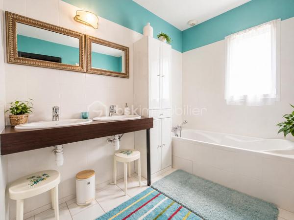 EXCLUSIVITÉ – Maison de ville moderne à 15 minutes de Rennes
Découvrez cette charmante maison de ville d’environ 133 m² habitables, offrant de beaux volumes et une distribution optimisée, idéalement située à seulement 15 minutes de la gare de Rennes.

Dès l’entrée, vous serez séduit par un spacieux salon-séjour traversant d’environ 37 m², baigné de lumière et agrémenté d’une cheminée, ouvert sur une cuisine aménagée et équipée, propice aux moments de convivialité. Le rez-de-chaussée propose également un WC indépendant ainsi qu’une chambre avec salle d’eau privative, parfaite pour une vie de plain-pied ou pour accueillir vos invités.

À l’étage, l’espace nuit se compose de trois belles chambres, d’une salle de bains et d’un WC indépendant.
Les combles aménagés offrent une cinquième chambre d’environ 24 m² au sol, avec rangements intégrés, idéale comme espace parental, bureau ou salle de loisirs.

Un garage fermé avec espace buanderie ainsi que deux places de stationnement viennent compléter les prestations de ce bien.
À l’extérieur, vous profiterez d’un agréable jardin clos, sublimé par une terrasse en bois exotique de 25 m² exposée plein sud et équipée d’un store banne, un véritable atout pour vos moments de détente ensoleillés.

A visiter sans tarder, pas de travaux à prévoir, vous n'avez plus qu'à poser vos valises.
📞 Contactez-moi pour plus d’infos ou pour organiser une visite au 07 83 78 24 35