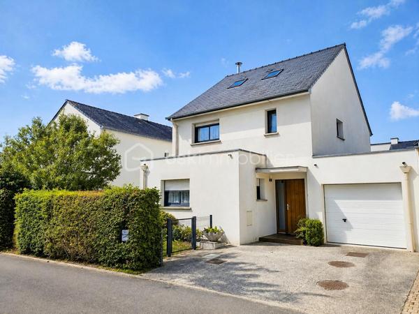 EXCLUSIVITÉ – Maison de ville moderne à 15 minutes de Rennes
Découvrez cette charmante maison de ville d’environ 133 m² habitables, offrant de beaux volumes et une distribution optimisée, idéalement située à seulement 15 minutes de la gare de Rennes.

Dès l’entrée, vous serez séduit par un spacieux salon-séjour traversant d’environ 37 m², baigné de lumière et agrémenté d’une cheminée, ouvert sur une cuisine aménagée et équipée, propice aux moments de convivialité. Le rez-de-chaussée propose également un WC indépendant ainsi qu’une chambre avec salle d’eau privative, parfaite pour une vie de plain-pied ou pour accueillir vos invités.

À l’étage, l’espace nuit se compose de trois belles chambres, d’une salle de bains et d’un WC indépendant.
Les combles aménagés offrent une cinquième chambre d’environ 24 m² au sol, avec rangements intégrés, idéale comme espace parental, bureau ou salle de loisirs.

Un garage fermé avec espace buanderie ainsi que deux places de stationnement viennent compléter les prestations de ce bien.
À l’extérieur, vous profiterez d’un agréable jardin clos, sublimé par une terrasse en bois exotique de 25 m² exposée plein sud et équipée d’un store banne, un véritable atout pour vos moments de détente ensoleillés.

A visiter sans tarder, pas de travaux à prévoir, vous n'avez plus qu'à poser vos valises.
📞 Contactez-moi pour plus d’infos ou pour organiser une visite au 07 83 78 24 35