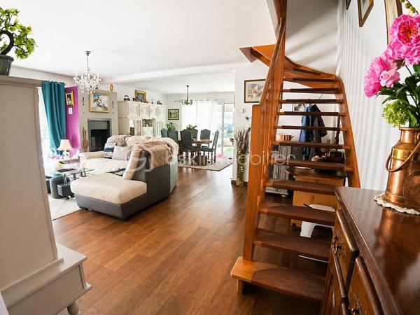 EXCLUSIVITÉ – Maison de ville moderne à 15 minutes de Rennes
Découvrez cette charmante maison de ville d’environ 133 m² habitables, offrant de beaux volumes et une distribution optimisée, idéalement située à seulement 15 minutes de la gare de Rennes.

Dès l’entrée, vous serez séduit par un spacieux salon-séjour traversant d’environ 37 m², baigné de lumière et agrémenté d’une cheminée, ouvert sur une cuisine aménagée et équipée, propice aux moments de convivialité. Le rez-de-chaussée propose également un WC indépendant ainsi qu’une chambre avec salle d’eau privative, parfaite pour une vie de plain-pied ou pour accueillir vos invités.

À l’étage, l’espace nuit se compose de trois belles chambres, d’une salle de bains et d’un WC indépendant.
Les combles aménagés offrent une cinquième chambre d’environ 24 m² au sol, avec rangements intégrés, idéale comme espace parental, bureau ou salle de loisirs.

Un garage fermé avec espace buanderie ainsi que deux places de stationnement viennent compléter les prestations de ce bien.
À l’extérieur, vous profiterez d’un agréable jardin clos, sublimé par une terrasse en bois exotique de 25 m² exposée plein sud et équipée d’un store banne, un véritable atout pour vos moments de détente ensoleillés.

A visiter sans tarder, pas de travaux à prévoir, vous n'avez plus qu'à poser vos valises.
📞 Contactez-moi pour plus d’infos ou pour organiser une visite au 07 83 78 24 35