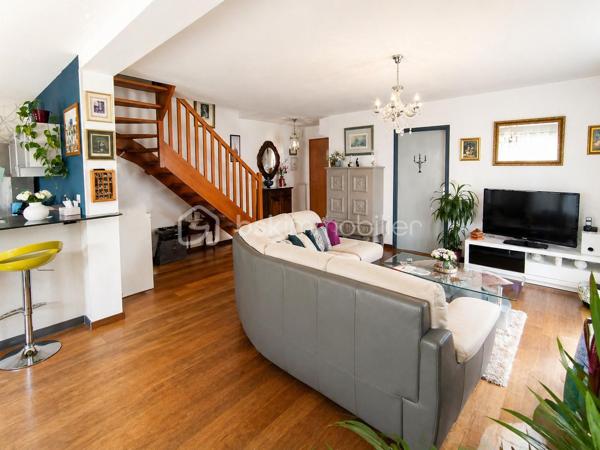 EXCLUSIVITÉ – Maison de ville moderne à 15 minutes de Rennes
Découvrez cette charmante maison de ville d’environ 133 m² habitables, offrant de beaux volumes et une distribution optimisée, idéalement située à seulement 15 minutes de la gare de Rennes.

Dès l’entrée, vous serez séduit par un spacieux salon-séjour traversant d’environ 37 m², baigné de lumière et agrémenté d’une cheminée, ouvert sur une cuisine aménagée et équipée, propice aux moments de convivialité. Le rez-de-chaussée propose également un WC indépendant ainsi qu’une chambre avec salle d’eau privative, parfaite pour une vie de plain-pied ou pour accueillir vos invités.

À l’étage, l’espace nuit se compose de trois belles chambres, d’une salle de bains et d’un WC indépendant.
Les combles aménagés offrent une cinquième chambre d’environ 24 m² au sol, avec rangements intégrés, idéale comme espace parental, bureau ou salle de loisirs.

Un garage fermé avec espace buanderie ainsi que deux places de stationnement viennent compléter les prestations de ce bien.
À l’extérieur, vous profiterez d’un agréable jardin clos, sublimé par une terrasse en bois exotique de 25 m² exposée plein sud et équipée d’un store banne, un véritable atout pour vos moments de détente ensoleillés.

A visiter sans tarder, pas de travaux à prévoir, vous n'avez plus qu'à poser vos valises.
📞 Contactez-moi pour plus d’infos ou pour organiser une visite au 07 83 78 24 35