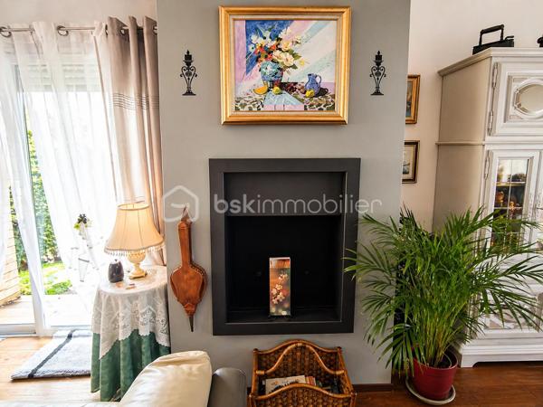 EXCLUSIVITÉ – Maison de ville moderne à 15 minutes de Rennes
Découvrez cette charmante maison de ville d’environ 133 m² habitables, offrant de beaux volumes et une distribution optimisée, idéalement située à seulement 15 minutes de la gare de Rennes.

Dès l’entrée, vous serez séduit par un spacieux salon-séjour traversant d’environ 37 m², baigné de lumière et agrémenté d’une cheminée, ouvert sur une cuisine aménagée et équipée, propice aux moments de convivialité. Le rez-de-chaussée propose également un WC indépendant ainsi qu’une chambre avec salle d’eau privative, parfaite pour une vie de plain-pied ou pour accueillir vos invités.

À l’étage, l’espace nuit se compose de trois belles chambres, d’une salle de bains et d’un WC indépendant.
Les combles aménagés offrent une cinquième chambre d’environ 24 m² au sol, avec rangements intégrés, idéale comme espace parental, bureau ou salle de loisirs.

Un garage fermé avec espace buanderie ainsi que deux places de stationnement viennent compléter les prestations de ce bien.
À l’extérieur, vous profiterez d’un agréable jardin clos, sublimé par une terrasse en bois exotique de 25 m² exposée plein sud et équipée d’un store banne, un véritable atout pour vos moments de détente ensoleillés.

A visiter sans tarder, pas de travaux à prévoir, vous n'avez plus qu'à poser vos valises.
📞 Contactez-moi pour plus d’infos ou pour organiser une visite au 07 83 78 24 35