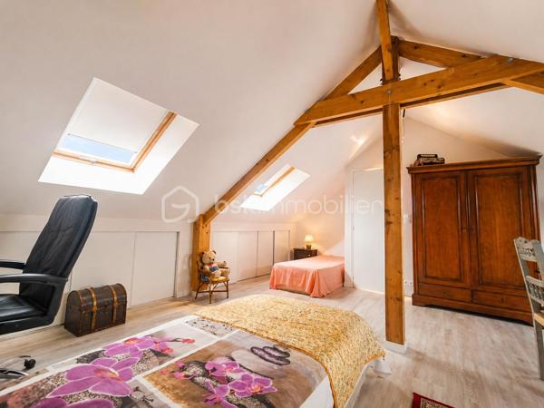 EXCLUSIVITÉ – Maison de ville moderne à 15 minutes de Rennes
Découvrez cette charmante maison de ville d’environ 133 m² habitables, offrant de beaux volumes et une distribution optimisée, idéalement située à seulement 15 minutes de la gare de Rennes.

Dès l’entrée, vous serez séduit par un spacieux salon-séjour traversant d’environ 37 m², baigné de lumière et agrémenté d’une cheminée, ouvert sur une cuisine aménagée et équipée, propice aux moments de convivialité. Le rez-de-chaussée propose également un WC indépendant ainsi qu’une chambre avec salle d’eau privative, parfaite pour une vie de plain-pied ou pour accueillir vos invités.

À l’étage, l’espace nuit se compose de trois belles chambres, d’une salle de bains et d’un WC indépendant.
Les combles aménagés offrent une cinquième chambre d’environ 24 m² au sol, avec rangements intégrés, idéale comme espace parental, bureau ou salle de loisirs.

Un garage fermé avec espace buanderie ainsi que deux places de stationnement viennent compléter les prestations de ce bien.
À l’extérieur, vous profiterez d’un agréable jardin clos, sublimé par une terrasse en bois exotique de 25 m² exposée plein sud et équipée d’un store banne, un véritable atout pour vos moments de détente ensoleillés.

A visiter sans tarder, pas de travaux à prévoir, vous n'avez plus qu'à poser vos valises.
📞 Contactez-moi pour plus d’infos ou pour organiser une visite au 07 83 78 24 35