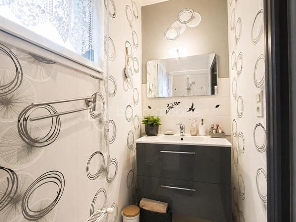 EXCLUSIVITÉ – Maison de ville moderne à 15 minutes de Rennes
Découvrez cette charmante maison de ville d’environ 133 m² habitables, offrant de beaux volumes et une distribution optimisée, idéalement située à seulement 15 minutes de la gare de Rennes.

Dès l’entrée, vous serez séduit par un spacieux salon-séjour traversant d’environ 37 m², baigné de lumière et agrémenté d’une cheminée, ouvert sur une cuisine aménagée et équipée, propice aux moments de convivialité. Le rez-de-chaussée propose également un WC indépendant ainsi qu’une chambre avec salle d’eau privative, parfaite pour une vie de plain-pied ou pour accueillir vos invités.

À l’étage, l’espace nuit se compose de trois belles chambres, d’une salle de bains et d’un WC indépendant.
Les combles aménagés offrent une cinquième chambre d’environ 24 m² au sol, avec rangements intégrés, idéale comme espace parental, bureau ou salle de loisirs.

Un garage fermé avec espace buanderie ainsi que deux places de stationnement viennent compléter les prestations de ce bien.
À l’extérieur, vous profiterez d’un agréable jardin clos, sublimé par une terrasse en bois exotique de 25 m² exposée plein sud et équipée d’un store banne, un véritable atout pour vos moments de détente ensoleillés.

A visiter sans tarder, pas de travaux à prévoir, vous n'avez plus qu'à poser vos valises.
📞 Contactez-moi pour plus d’infos ou pour organiser une visite au 07 83 78 24 35