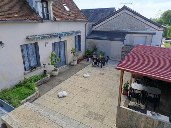 Maison de ville avec cour et dépendance