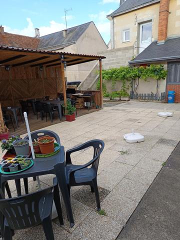 Maison de ville avec cour et dépendance