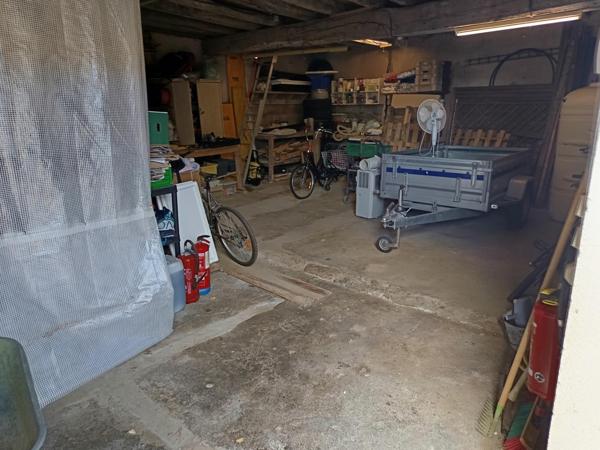 Maison de ville avec cour et dépendance