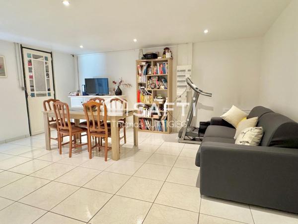 Belle propriété, 6 chambres, garages et parc.