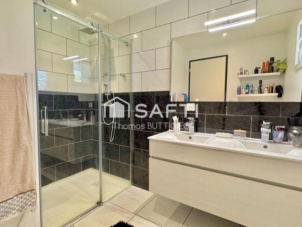 Belle propriété, 6 chambres, garages et parc.